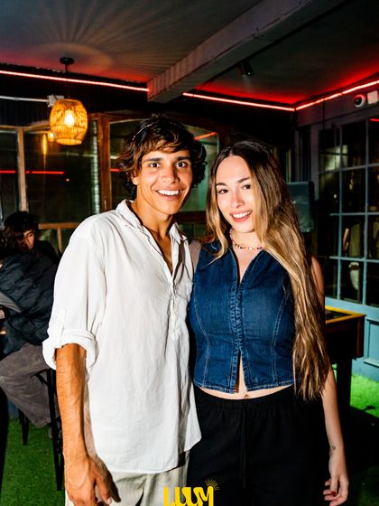 Una pareja posa junta en el sector de terraza del local.
