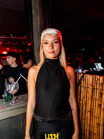 Una joven posa en el interior del local, junto a las cañas de bambú de la decoración.
